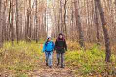 旅行旅游徒步旅行人概念夫妇背包走秋天森林
