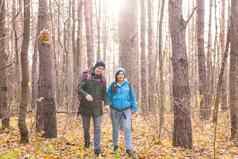冒险旅行旅游徒步旅行人概念微笑夫妇走背包秋天自然背景