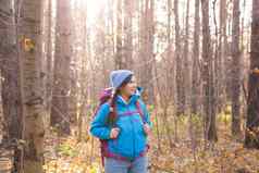 冒险旅行旅游徒步旅行人概念微笑旅游女人走背包秋天自然背景