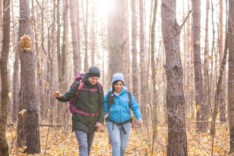 人徒步旅行旅游自然概念夫妇旅游徒步旅行秋天森林