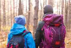 冒险旅行旅游徒步旅行人概念夫妇走背包自然背景回来视图