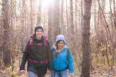 冒险旅行旅游徒步旅行人概念微笑夫妇走背包自然背景