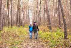 冒险旅行旅游徒步旅行人概念微笑夫妇走背包自然背景