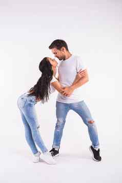 年轻的夫妇跳舞社会跳舞巴恰塔merengue萨尔萨舞kizomba优雅构成白色房间