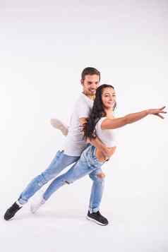 年轻的夫妇跳舞社会跳舞巴恰塔merengue萨尔萨舞kizomba优雅构成白色房间
