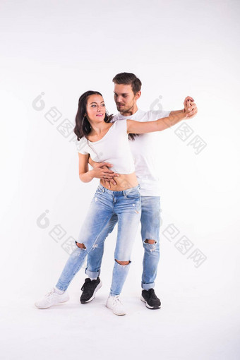 年轻的夫妇跳舞社会拉丁跳舞巴恰塔merengue萨尔萨舞优雅构成白色背景