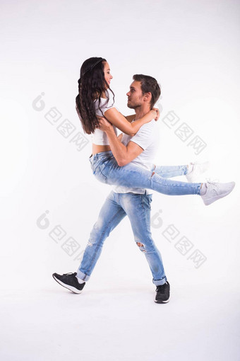 年轻的夫妇跳舞社会拉丁跳舞巴恰塔merengue萨尔萨舞优雅构成白色背景