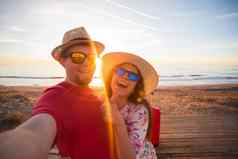 快乐旅行夫妇爱采取自拍电话手提箱海滩阳光明媚的夏天一天
