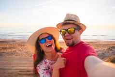 快乐旅行夫妇爱采取自拍电话手提箱海滩阳光明媚的夏天一天