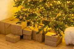 圣诞节礼物工艺纸黄色的粉红色的白色丝带松分支机构加兰