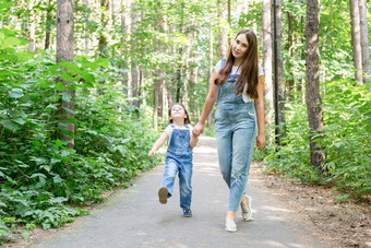 孩子女孩<strong>打开礼物盒</strong>子圣诞节树假期圣诞节时间礼物概念