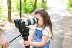 爱好职业孩子们摄影师概念孩子相机森林