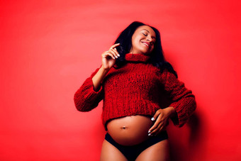 肖像怀孕了女人大肚子手持有红色的汗水
