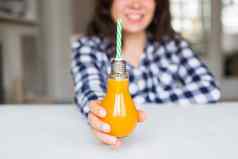 排毒饮食健康的生活方式概念女人显示橙色汁