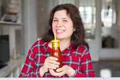 排毒饮食健康的生活方式概念年轻的女人持有瓶新鲜的汁