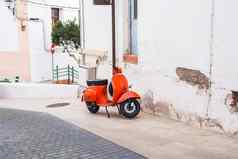 橙色踏板车维斯帕停街巴塞罗那西班牙