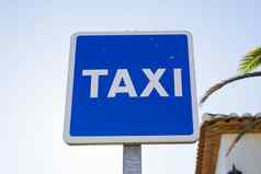 蓝色的出租车标志城市中心