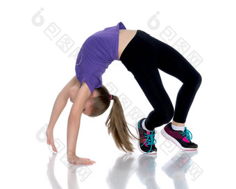 体操运动员执行杂技元素地板上