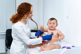 儿科医生提供医疗保健婴儿病人办公室专业诊所孩子们新生儿学专家医疗任命孩子一年诊所健康护理婴儿孩子们孩子