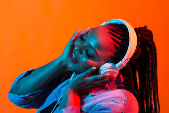 生活方式概念肖像美丽的非洲美国女人快乐的听音乐