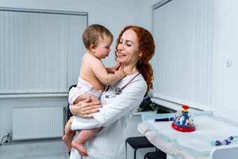 儿科医生提供医疗保健婴儿病人办公室专业诊所孩子们新生儿学专家医疗任命孩子一年诊所健康护理婴儿孩子们孩子