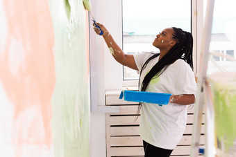 非洲式发型女人绘画墙首页改造修复重新装饰概念