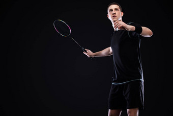 羽毛球球员运动服装球拍羽毛球黑色的背景个人体育体育娱乐