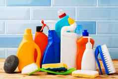 家庭洗涤剂清洁工具蓝色的瓷砖背景
