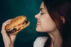 快乐的女人汉堡脸吃零食快食物