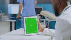 非洲美国专家医生模拟绿色屏幕浓度关键平板电脑