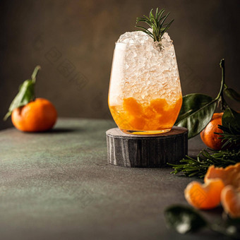 新鲜的鸡尾酒压碎冰迷迭香橘子