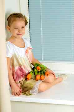 女孩坐着窗台上花束图尔