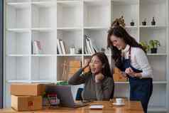 年轻的亚洲女人启动业务在线市场营销包装交付场景锻造企业家业务合作伙伴自由工作首页概念