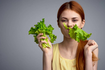 女人生菜叶健康的食物饮食生活方式