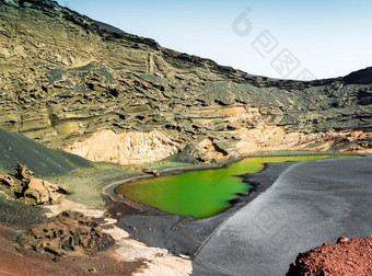 美丽的绿色湖泻湖海岸内部火山口兰斯洛特