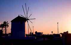 传统的希腊风车海黄昏