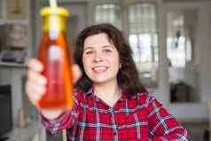 排毒饮食健康的生活方式概念女人显示樱桃汁