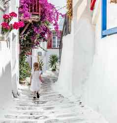 女孩走狭窄的小巷希腊