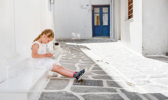 女孩坐着玄关希腊