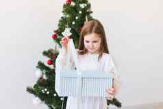 假期礼物圣诞节x-mas概念快乐孩子女孩打开礼物盒子
