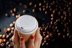 咖啡纸杯咖啡豆子黑暗背景模式有创意的背景概念咖啡馆