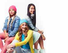 多样化的国家女孩集团十几岁的朋友公司快乐的有趣的快乐微笑可爱的摆姿势孤立的白色背景生活方式人概念