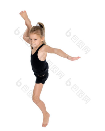 女孩体操运动员跳