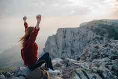 女人徒步旅行者山背包旅行新鲜的空气