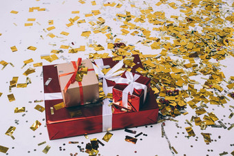 圣诞节礼物金五彩纸屑节日圣诞节礼物包装礼物盒子白色红色的丝带假期设计