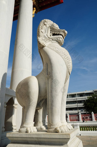 古董《卫报》狮子雕塑前面寺庙泰国