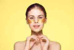 女人只肩膀头昏眼花的复兴皮肤护理黄色的背景