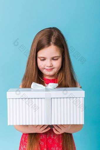 快乐孩子持有生日礼物蓝色的背景圣诞节时间孩子们的生日