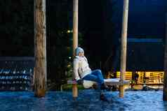 女人夹克罩摇摆不定的城市广场晚上背景图像圣诞节一年节日时间