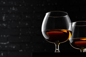 威士忌玻璃黑暗黑色的难看的东西墙